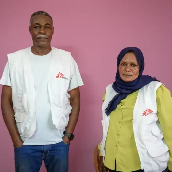 Majda Rizq, farmacéutica sudanesa, lleva más de 30 años con MSF. Huyó de Jartum en 2023, ella y su esposo, Mohamed Koko, que también es responsable de logística de MSF, continuaron su trabajo en El Gedaref en medio de la guerra.