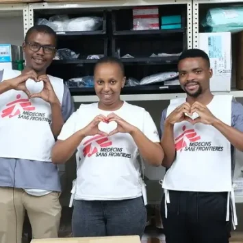 En la clínica de MSF en Manzini, eswatini, llamada “Somos amados”, nuestro equipo de promoción de la salud trabaja activamente para difundir mensajes de salud y brindar servicios para mitigar las enfermedades de transmisión sexual, garantizando que todos puedan acceder a la atención que necesitan.