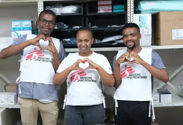 En la clínica de MSF en Manzini, eswatini, llamada “Somos amados”, nuestro equipo de promoción de la salud trabaja activamente para difundir mensajes de salud y brindar servicios para mitigar las enfermedades de transmisión sexual, garantizando que todos puedan acceder a la atención que necesitan.
