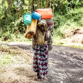 Esperance, de 30 años y madre de 5 hijos. Salió del campo para desplazados de Bulengo debido a los conflictos armados.