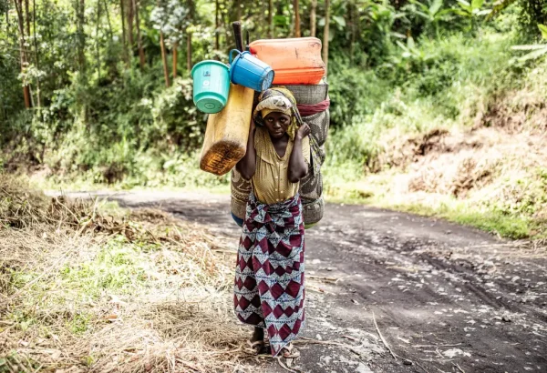 Esperance, de 30 años y madre de 5 hijos. Salió del campo para desplazados de Bulengo debido a los conflictos armados.