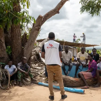 promotor de salud mental de MSF, explica cómo reconocer los problemas de salud mental y acceder a la atención. El impacto psicológico de los ciclones, intensificado por el cambio climático, deja a muchas personas con ansiedad, dolor e incertidumbre sobre el futuro.