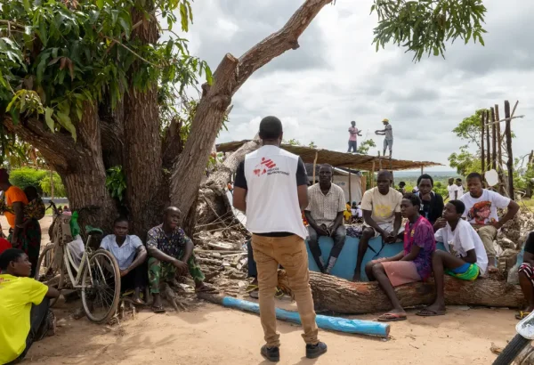 promotor de salud mental de MSF, explica cómo reconocer los problemas de salud mental y acceder a la atención. El impacto psicológico de los ciclones, intensificado por el cambio climático, deja a muchas personas con ansiedad, dolor e incertidumbre sobre el futuro.