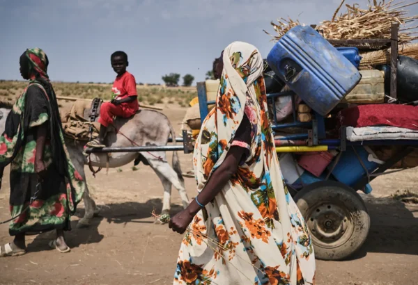 Una familia recién llegada a Jerbana, cerca de la frontera con Sudán, llega con todas sus pertenencias en una carreta tirada por burros. Este es el medio de transporte que utilizan la mayoría de los refugiados que cruzan a Sudán del Sur. Jerbana, Sudán del Sur, febrero de 2025.