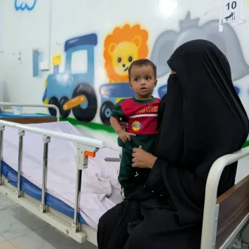 Una mujer y su hijo en el hospital de Ad-Dahi, donde MSF trata la desnutrición infantil en Yemen.