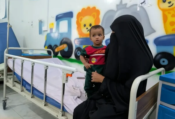 Una mujer y su hijo en el hospital de Ad-Dahi, donde MSF trata la desnutrición infantil en Yemen.