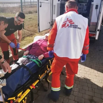 Una ambulancia de MSF traslada a una mujer del hospital de Dobropillya a un hospital en Dnipró, Ucrania.