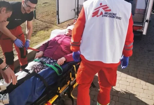 Una ambulancia de MSF traslada a una mujer del hospital de Dobropillya a un hospital en Dnipró, Ucrania.