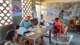 Junto con las comunidades del suroeste de Madagascar, los equipos de MSF realizaron consultas médicas tras el ciclón Honde.