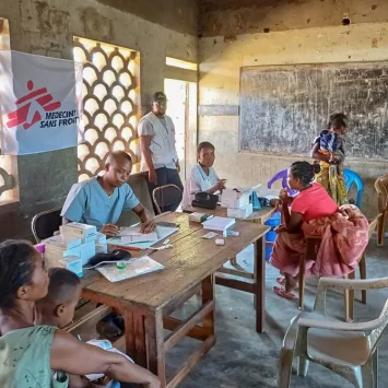 Junto con las comunidades del suroeste de Madagascar, los equipos de MSF realizaron consultas médicas tras el ciclón Honde.