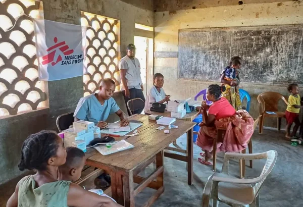 Junto con las comunidades del suroeste de Madagascar, los equipos de MSF realizaron consultas médicas tras el ciclón Honde.