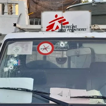 Uno de los cuatro vehículos de MSF disparados durante una evacuación del centro de emergencia de Turgeau en Puerto Príncipe, Haití, en marzo de 2025.