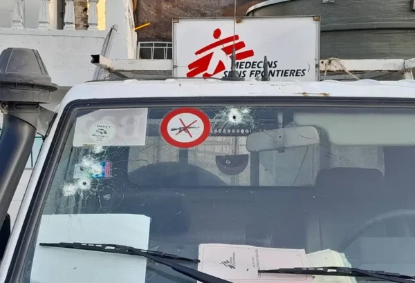 Uno de los cuatro vehículos de MSF disparados durante una evacuación del centro de emergencia de Turgeau en Puerto Príncipe, Haití, en marzo de 2025.