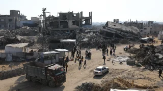 Residentes palestinos de Jabalia comienzan a congregarse mientras esperan un camión cisterna que les traiga provisiones. Franja de Gaza, Palestina, marzo de 2025.