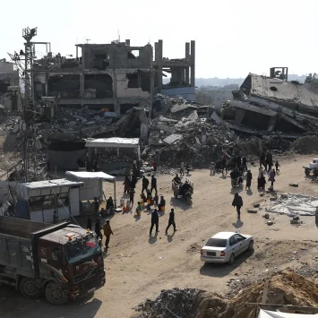 Residentes palestinos de Jabalia comienzan a congregarse mientras esperan un camión cisterna que les traiga provisiones. Franja de Gaza, Palestina, marzo de 2025.