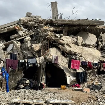 Una familia palestina construyó un lugar sobre los escombros de su casa destruida para vivir en la ciudad de Beit Lahia, al norte de la Franja de Gaza.