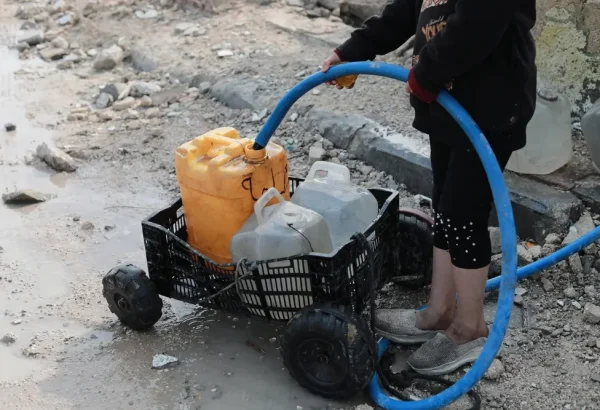 Un niño palestino recoge agua en la ciudad de Beit Lahia, al norte de la Franja de Gaza. Palestina 2025.