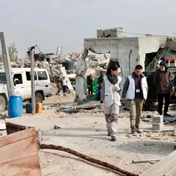 Ingenieros de agua y saneamiento de MSF evalúan un pozo en la ciudad de Beit Lahia, al norte de la Franja de Gaza, Palestina.