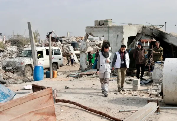 Ingenieros de agua y saneamiento de MSF evalúan un pozo en la ciudad de Beit Lahia, al norte de la Franja de Gaza, Palestina.