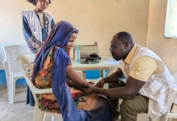 Una médica de MSF examina a Sameera Abkir en la clínica móvil Romalia, en Darfur Occidental. Desarrolló una infección en el brazo debido a una inyección mal administrada tras un parto en casa. Sudán, enero de 2025.