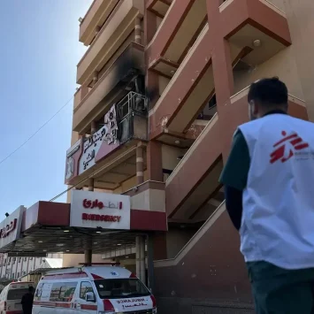 Personal de MSF frente al Hospital Nasser en Gaza después de un ataque israelí el 23 de marzo de 2025.