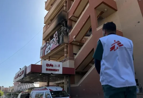 Personal de MSF frente al Hospital Nasser en Gaza después de un ataque israelí el 23 de marzo de 2025.