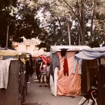 En la Plaza de la Soledad, migrantes de diferentes partes del mundo han construido un refugio temporal. Sin acceso a albergues, muchos viven en casas improvisadas, esperando una oportunidad para continuar su viaje.