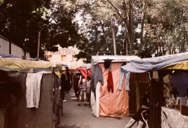 En la Plaza de la Soledad, migrantes de diferentes partes del mundo han construido un refugio temporal. Sin acceso a albergues, muchos viven en casas improvisadas, esperando una oportunidad para continuar su viaje.