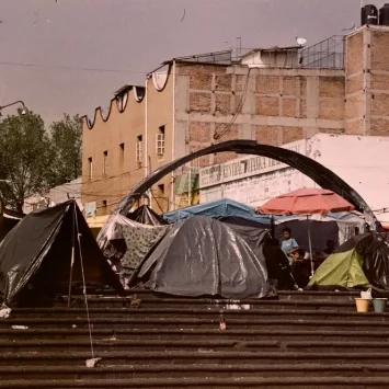 Personas migrantes del continente americano y extracontinentales han construido un refugio temporal en a Plaza de la Soledad en Ciudad de México.