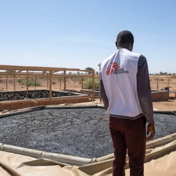 Personal de MSF en la planta de tratamiento de lodos fecales del campo de Aboutengue, Chad.
