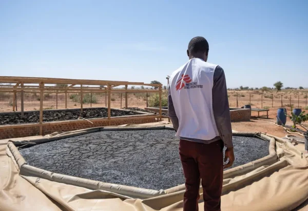 Personal de MSF en la planta de tratamiento de lodos fecales del campo de Aboutengue, Chad.