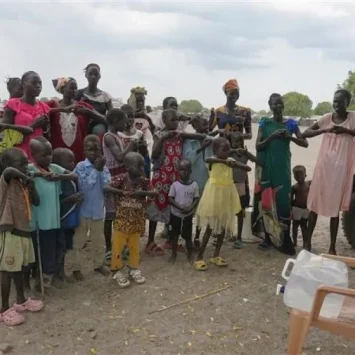 Equipos de promoción de la salud de MSF visitan la comunidad para concientizar y compartir conocimientos sobre el cólera, la higiene y la prevención en Ulang, Alto Nilo, Sudán del Sur.