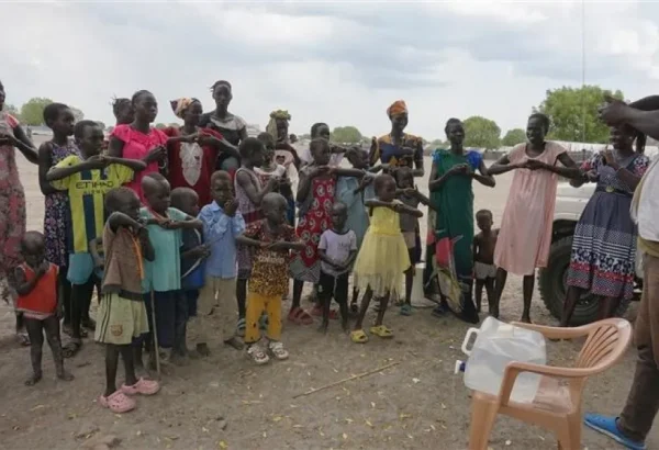 Equipos de promoción de la salud de MSF visitan la comunidad para concientizar y compartir conocimientos sobre el cólera, la higiene y la prevención en Ulang, Alto Nilo, Sudán del Sur.