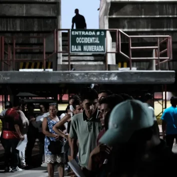 En Cúcuta, capital de la región, las autoridades tuvieron que abrir temporalmente el estadio General Santander para albergar a la población desplazada por el conflicto en Colombia.