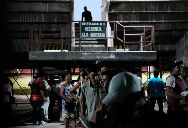 En Cúcuta, capital de la región, las autoridades tuvieron que abrir temporalmente el estadio General Santander para albergar a la población desplazada por el conflicto en Colombia.