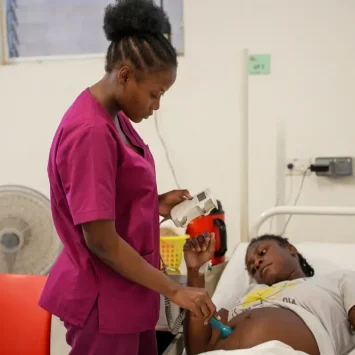 Una enfermera revisa el latido del corazón de un bebé de una mujer de 21 años que está embarazada de siete meses.