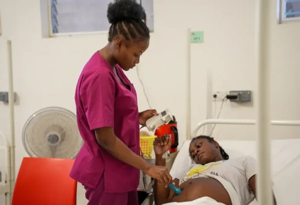 Una enfermera revisa el latido del corazón de un bebé de una mujer de 21 años que está embarazada de siete meses.