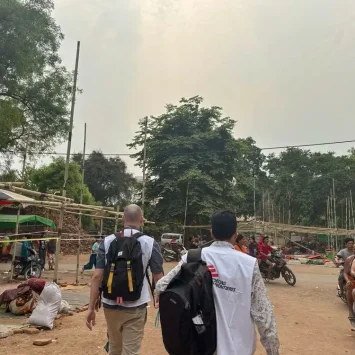 Personal de MSF brindan primeros auxilios psicológicos a los pacientes en clínicas móviles y en el campo temporal del municipio de Chan Mya Thar Si, Mandalay.