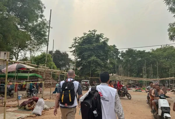 Personal de MSF brindan primeros auxilios psicológicos a los pacientes en clínicas móviles y en el campo temporal del municipio de Chan Mya Thar Si, Mandalay.
