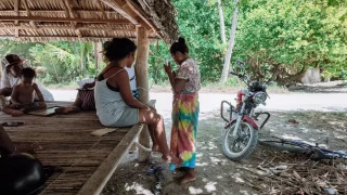 Habitantes de Abaiang realizan pruebas de presión arterial para detectar la hipertensión en mujeres en edad fértil.