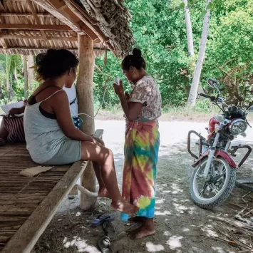 Habitantes de Abaiang realizan pruebas de presión arterial para detectar la hipertensión en mujeres en edad fértil.