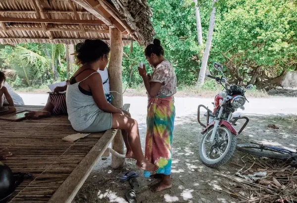 Habitantes de Abaiang realizan pruebas de presión arterial para detectar la hipertensión en mujeres en edad fértil.