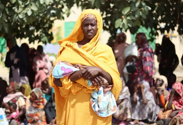Ikhlas Musa Ramadan, una de las muchas madres admitidas en el programa de MSF para cuidar a mujeres lactantes y embarazadas que sufren de desnutrición severa, hace fila esperando su turno para recibir la cesta de alimentos.