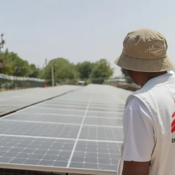 El personal de MSF inspecciona los paneles solares instalados en el Hospital General de Zurmi, en el norte de Nigeria.