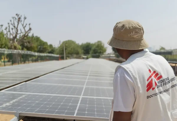 El personal de MSF inspecciona los paneles solares instalados en el Hospital General de Zurmi, en el norte de Nigeria.