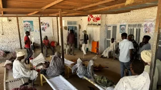 Nueva ola de personas desplazadas tras el ataque al campo de Zamzam. Pacientes esperando atención médica a la entrada de la unidad de urgencias del hospital de Tawila, Sudán.