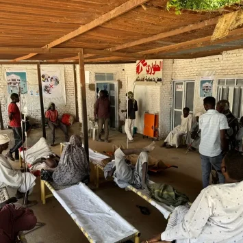 Nueva ola de personas desplazadas tras el ataque al campo de Zamzam. Pacientes esperando atención médica a la entrada de la unidad de urgencias del hospital de Tawila, Sudán.