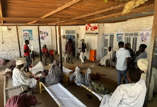 Nueva ola de personas desplazadas tras el ataque al campo de Zamzam. Pacientes esperando atención médica a la entrada de la unidad de urgencias del hospital de Tawila, Sudán.