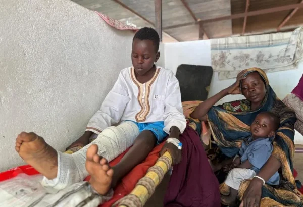 Adil se incorpora en la cama del pabellón pediátrico del hospital de Tawila, mientras su madre, Nawal, y su hermano, Musa, se sientan a su lado.