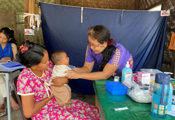 Una integrante de MSF revisando a un bebé en una clínica movil de la organización en Mandalay, donde respondió tras el terremoto en Myanmar.